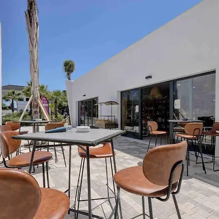 Luxury In Mirador De Hills Apartment