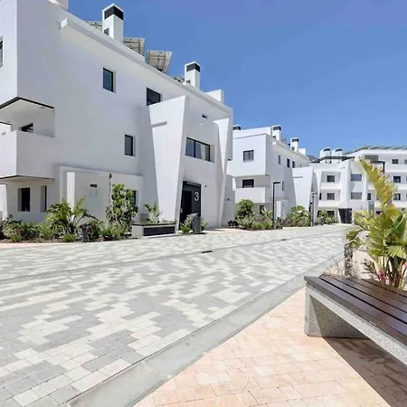 Luxury In Mirador De Hills Apartment